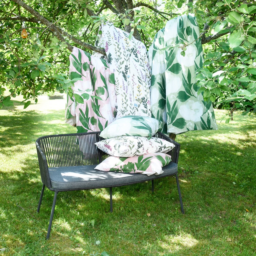 Mökin sisustus
Kesämökin sisustus tuo mahdollisuuksia leikitellä uusialla raikkailla väreillä, huonekaluilla ja tekstiileillä. Mökkikalusteiden säännöllinen huolto pidentää käyttöikää ja pitää sisustuksen siistinä.
LUE LISÄÄ