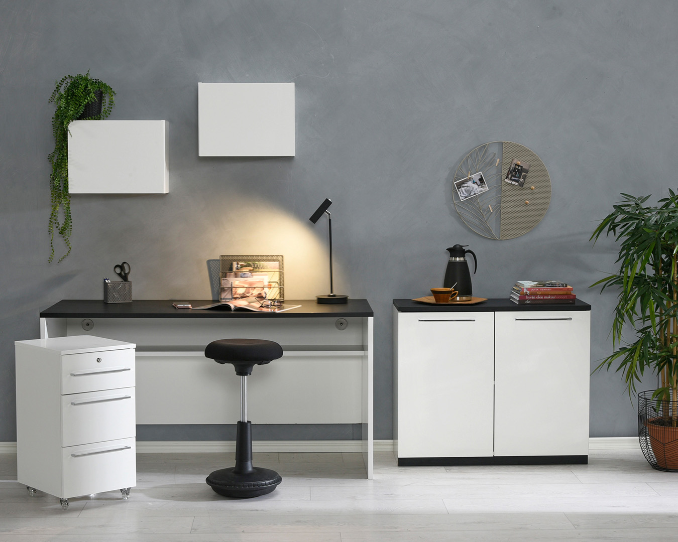 Työtilan itseoikeutettu keskipiste on hyvä työpöytä. Tasapainotuoli on ergonominen valinta kotitoimistolle.
